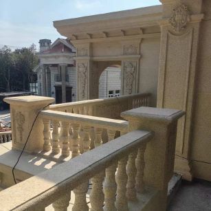 珠海 黄金麻别墅外墙干挂雕花配合阳台栏杆花瓶柱