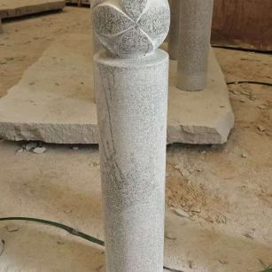 珠海 芝麻白花岗岩石材挡车石柱、停车柱、圆柱挡车柱、方柱挡车柱等