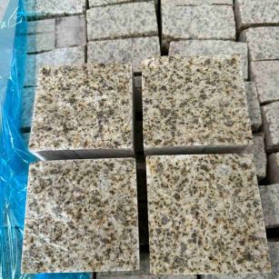 珠海 黄金麻花岗岩自然面小方块，弹石，马蹄石等