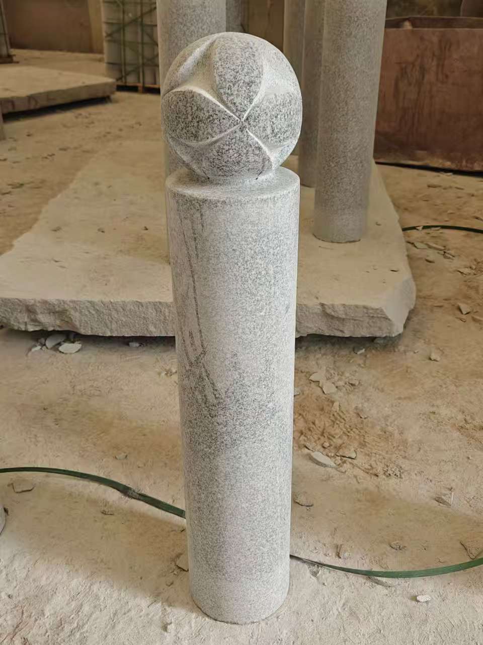 珠海 芝麻白花岗岩石材挡车石柱、停车柱、圆柱挡车柱、方柱挡车柱等