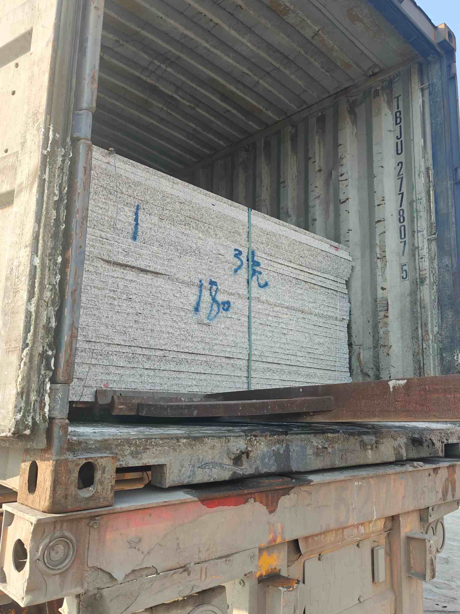 珠海 芝麻白花岗岩石材3.0公分光面毛板装柜出货