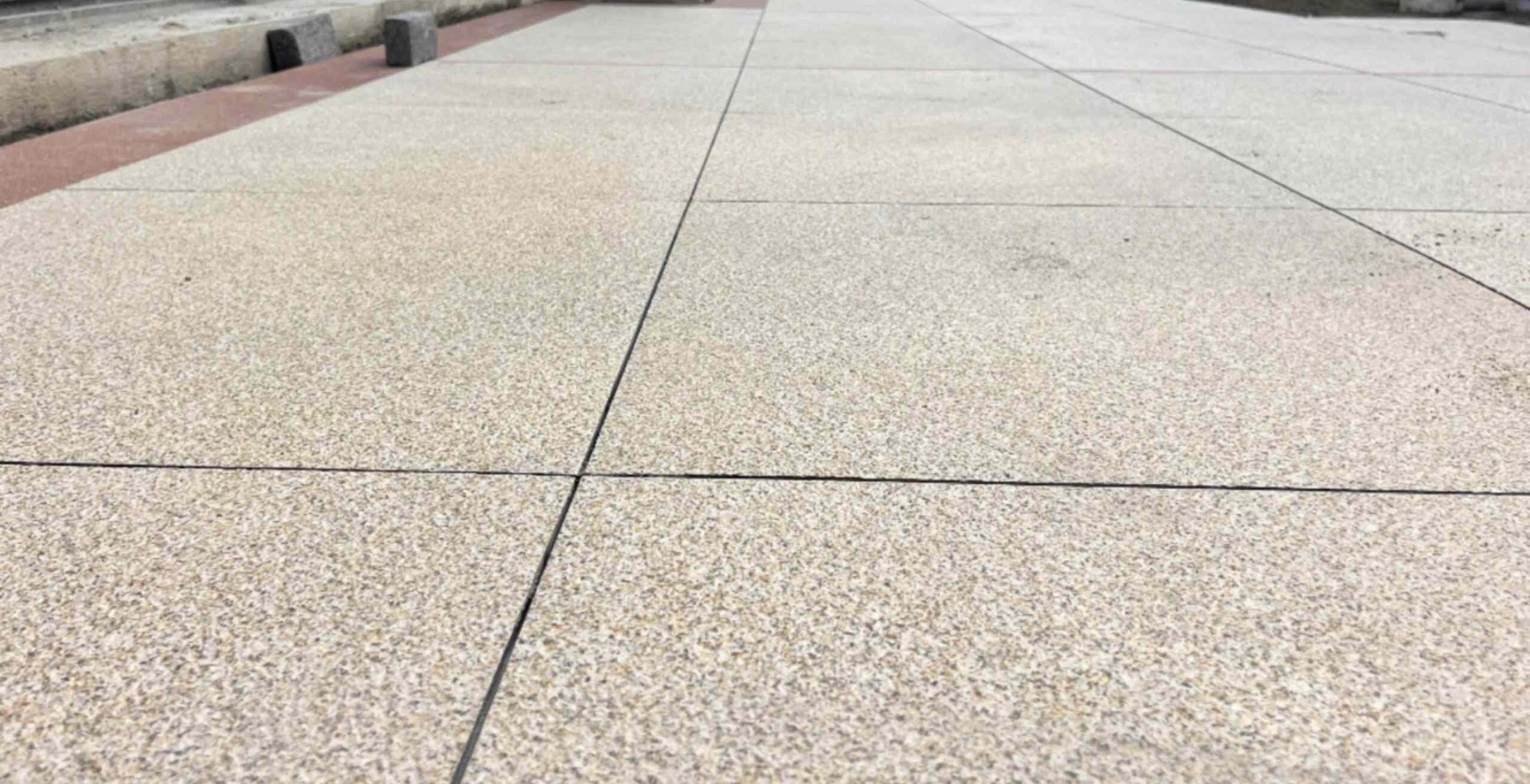 珠海 黄金麻花岗岩石板材荔枝面地面铺装效果