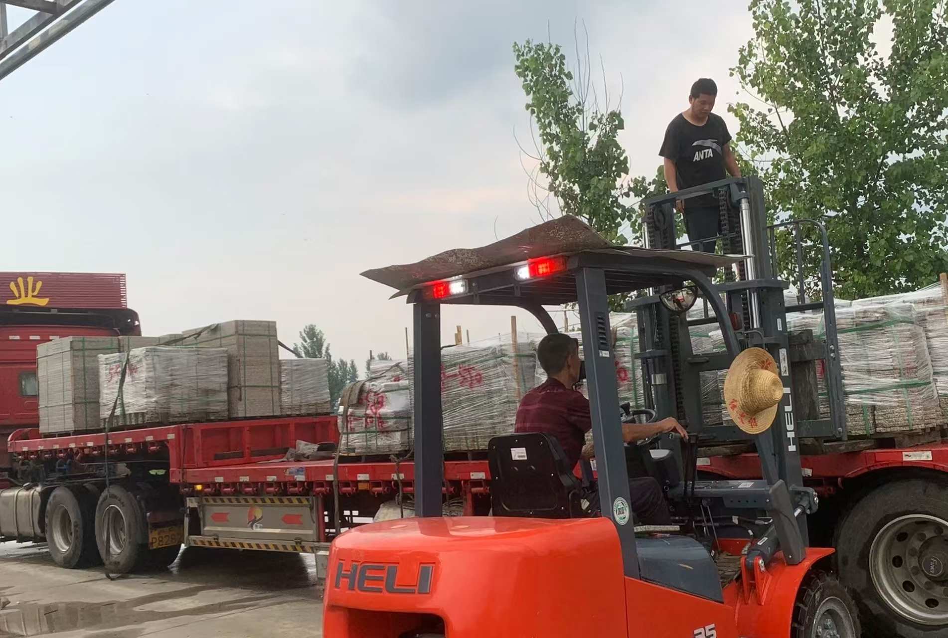 珠海 黄金麻冰裂纹，地铺石装车