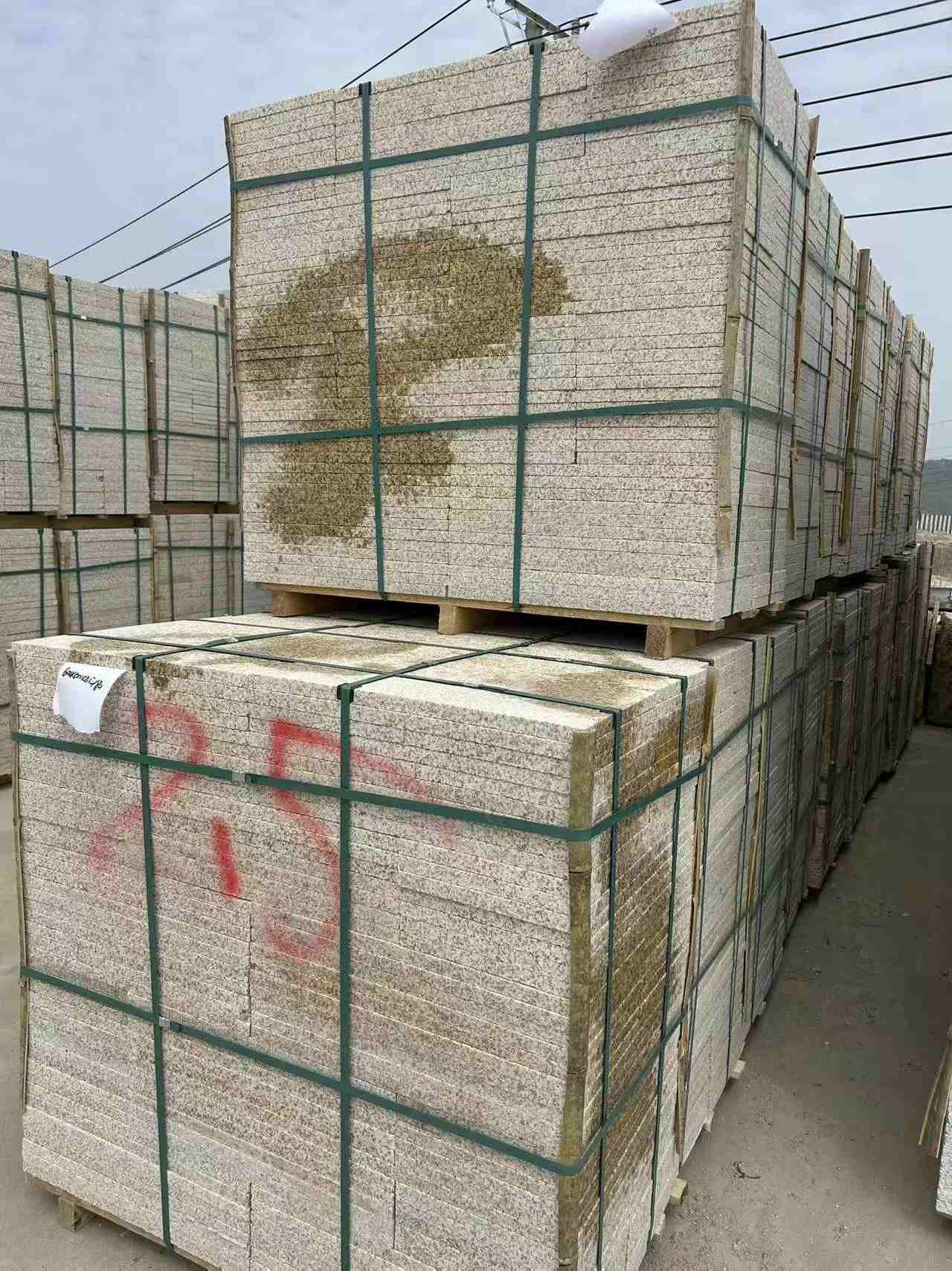 珠海 黄金麻花岗岩石材荔枝面地铺石2.5*300*600