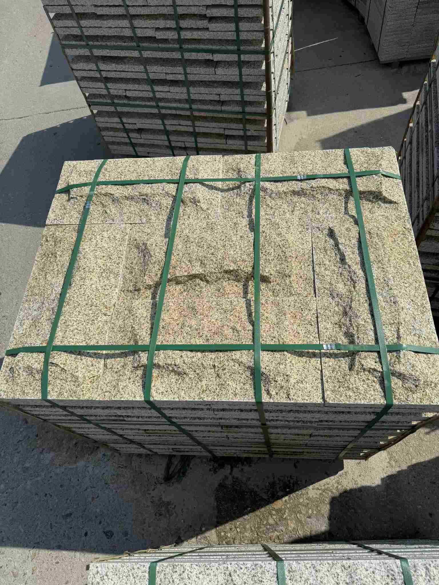 珠海 黄金麻花岗岩石材自然面蘑菇石成品