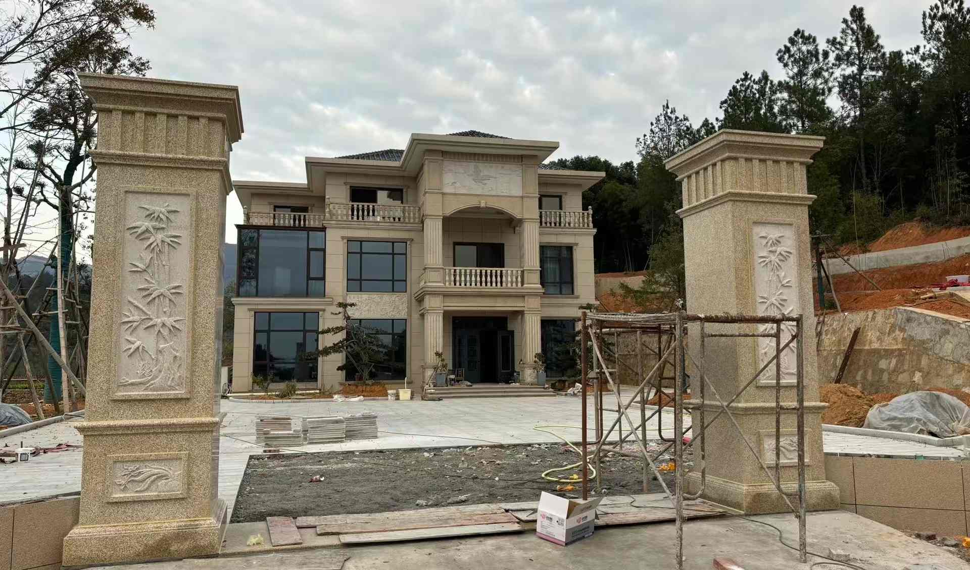 珠海 黄金麻花岗岩别墅雕花外墙干挂配上门口雕花罗马柱