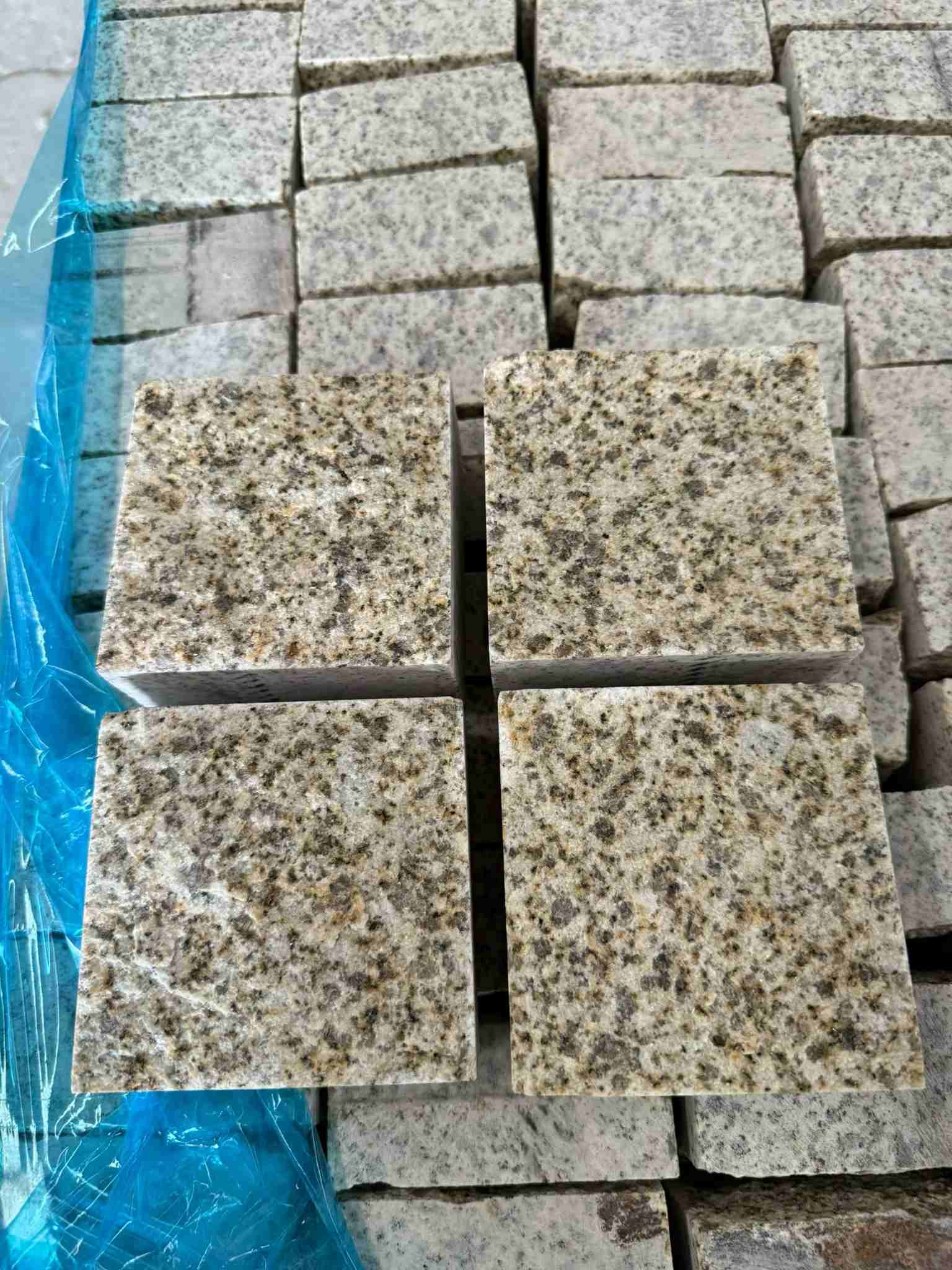 珠海 黄金麻花岗岩自然面小方块，弹石，马蹄石等