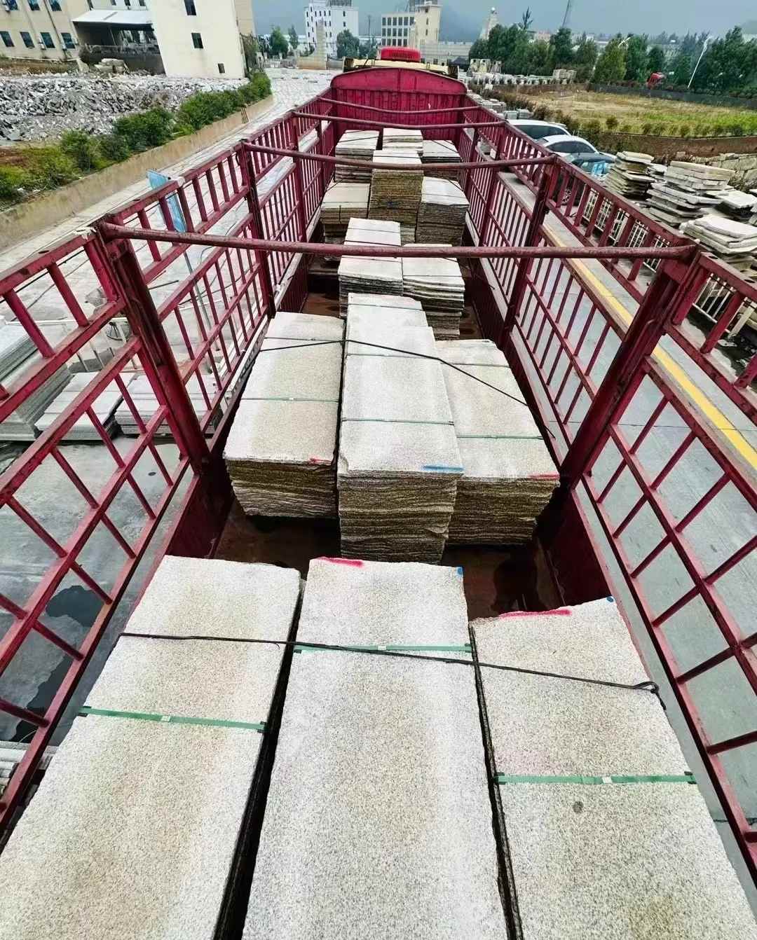 珠海 黄金麻花岗岩荔枝面，光面毛板装车完成