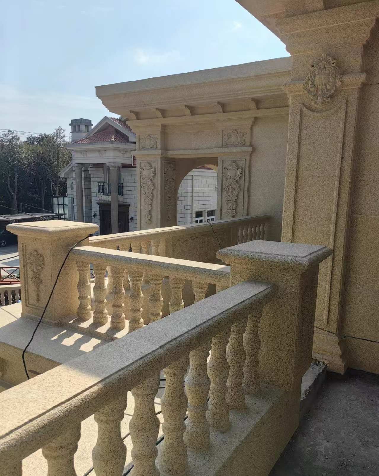 珠海 黄金麻别墅外墙干挂雕花配合阳台栏杆花瓶柱