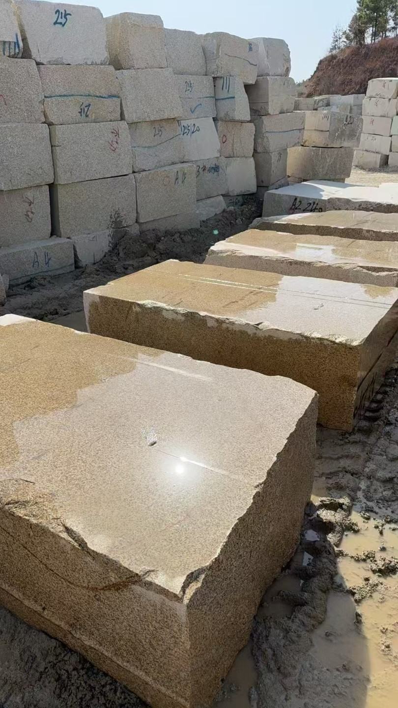 珠海 黄金麻方料堆场洗料分选中，原材料充足