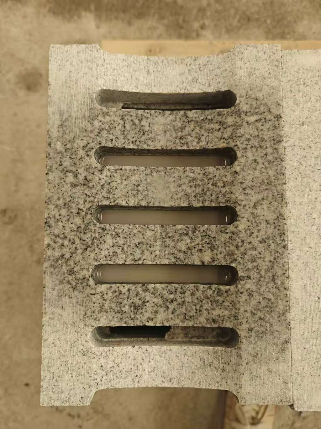 珠海 芝麻白拉丝面花岗岩U型开槽排水槽